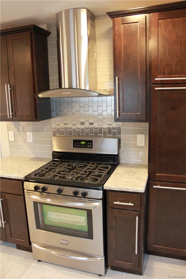 1194 Roslyn Road Grosse Pointe, MI 48236 - Photo 5 of 19 IMG_8258.JPG