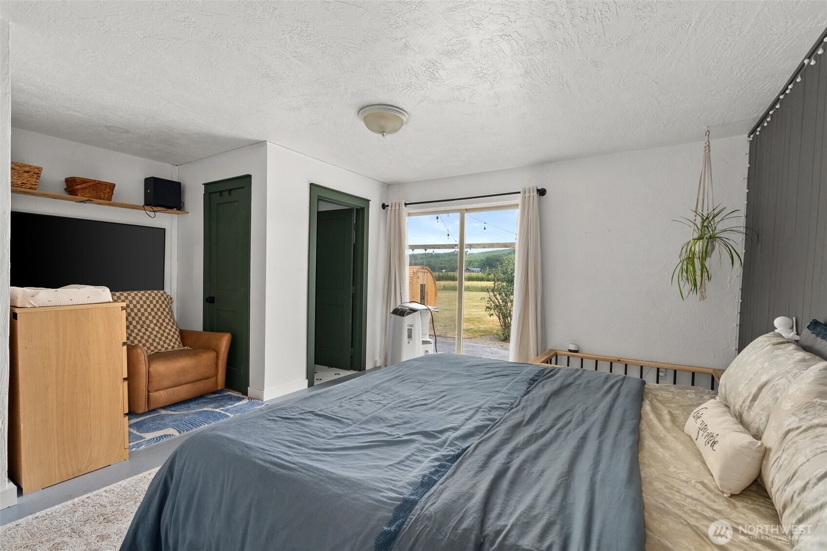 953 Boistfort Road Curtis, WA 98538 - Photo 14 of 40 a bedroom with a large bed and a window