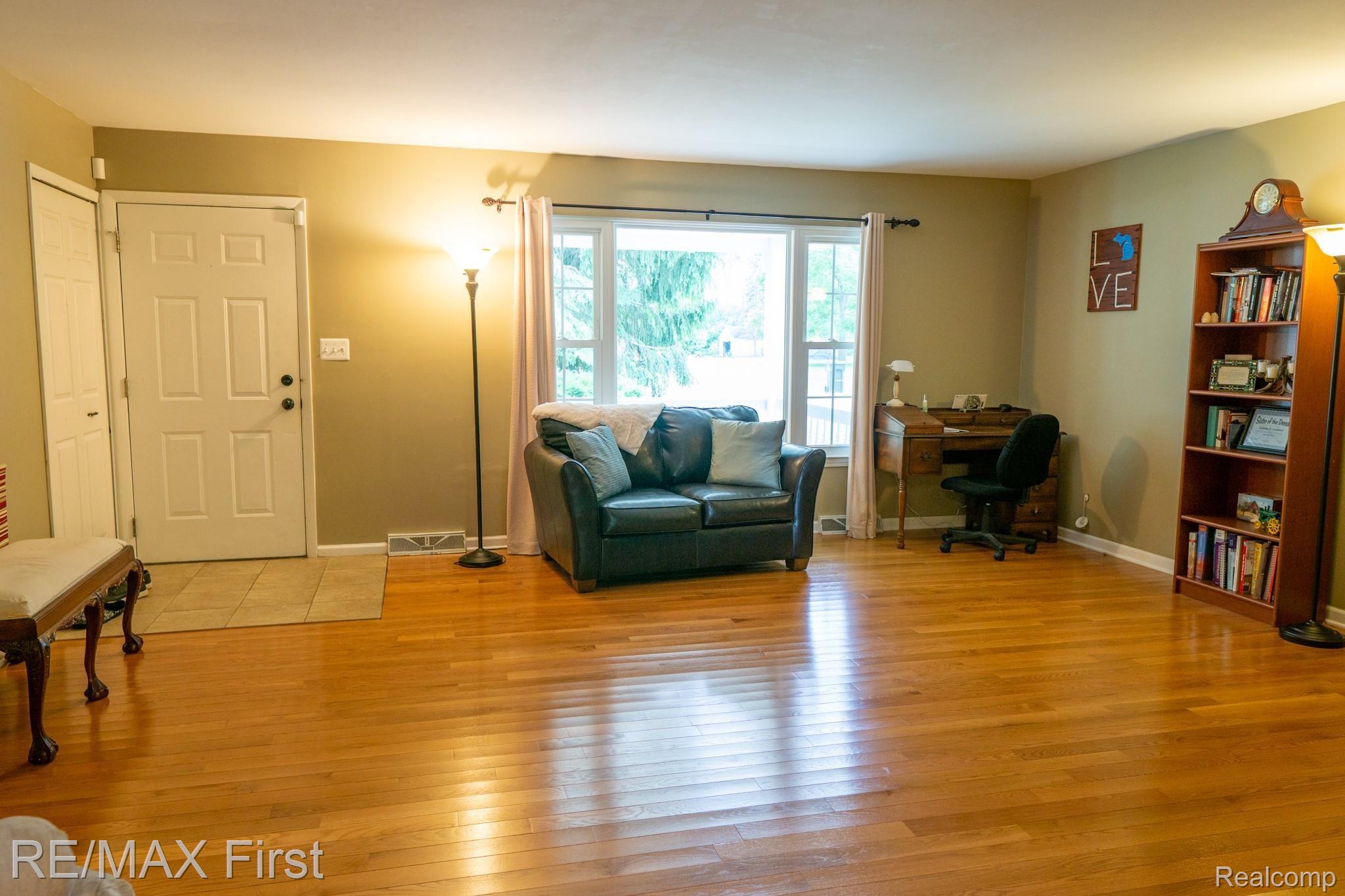 930 Grace Avenue Rochester, MI 48307 - Photo 12 of 35 930 GRACE AVE-10.jpg
