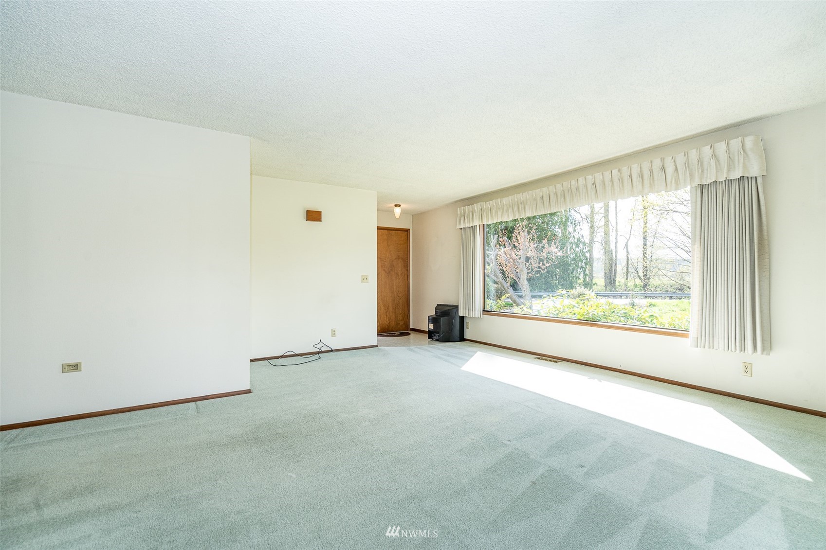 172 Bunker Creek Road Chehalis, WA 98532 - Photo 4 of 40 an empty room with large windows