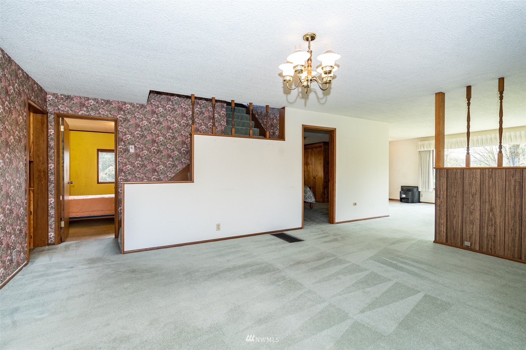 172 Bunker Creek Road Chehalis, WA 98532 - Photo 8 of 40 a view of a hallway with a chandelier