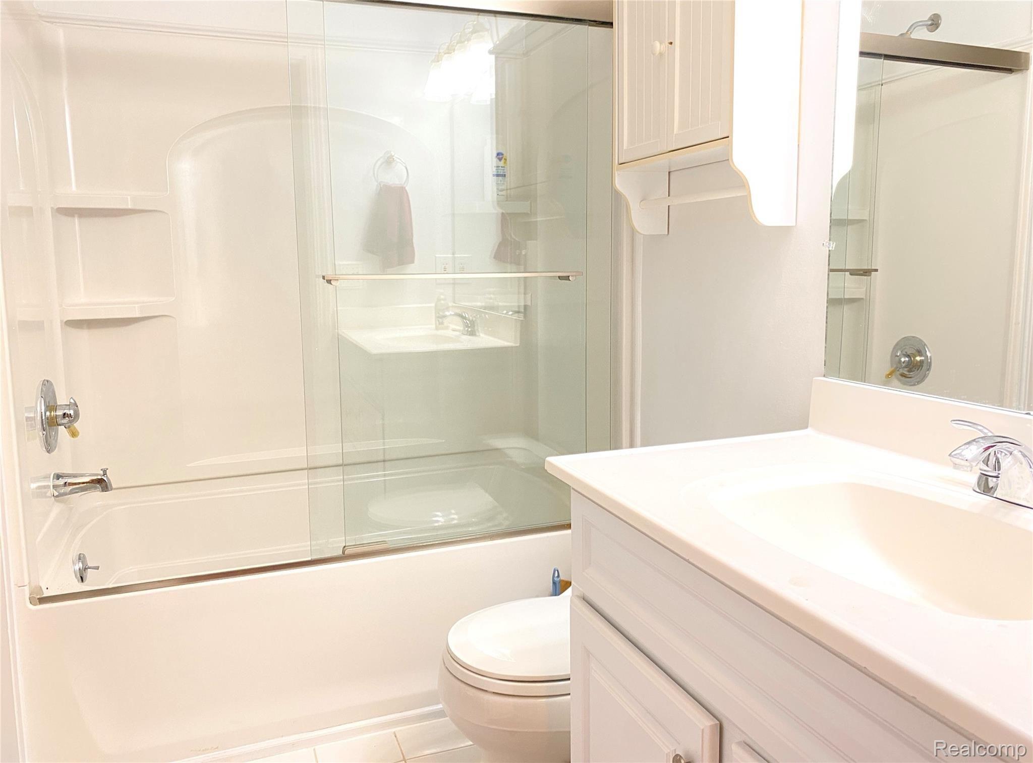 1158 East Fairview Lane Rochester, MI 48306 - Photo 31 of 39 2nd floor full bathroom.jpeg