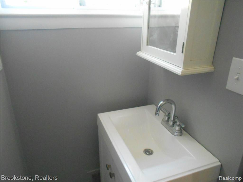24570 Kelly Road Eastpointe, MI 48021 - Photo 14 of 38
