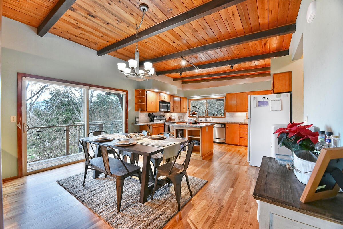 460 Wilson Road Ashland, OR 97520 - Photo 14 of 40 14