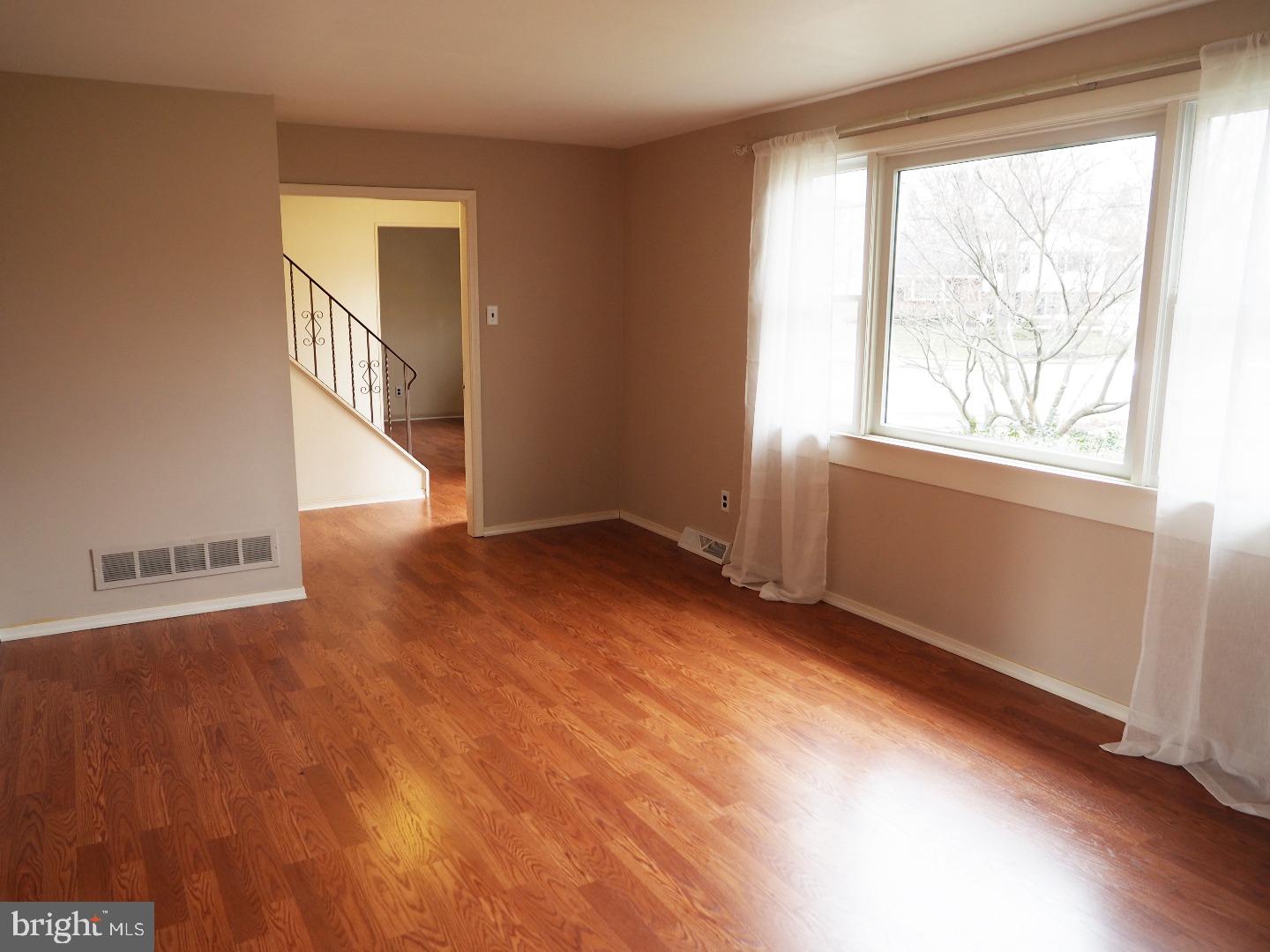 88 Iris Road Warminster, PA 18974 - Photo 2 of 24 Living Room