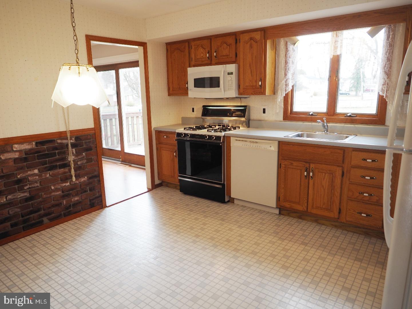 88 Iris Road Warminster, PA 18974 - Photo 5 of 24 Kitchen