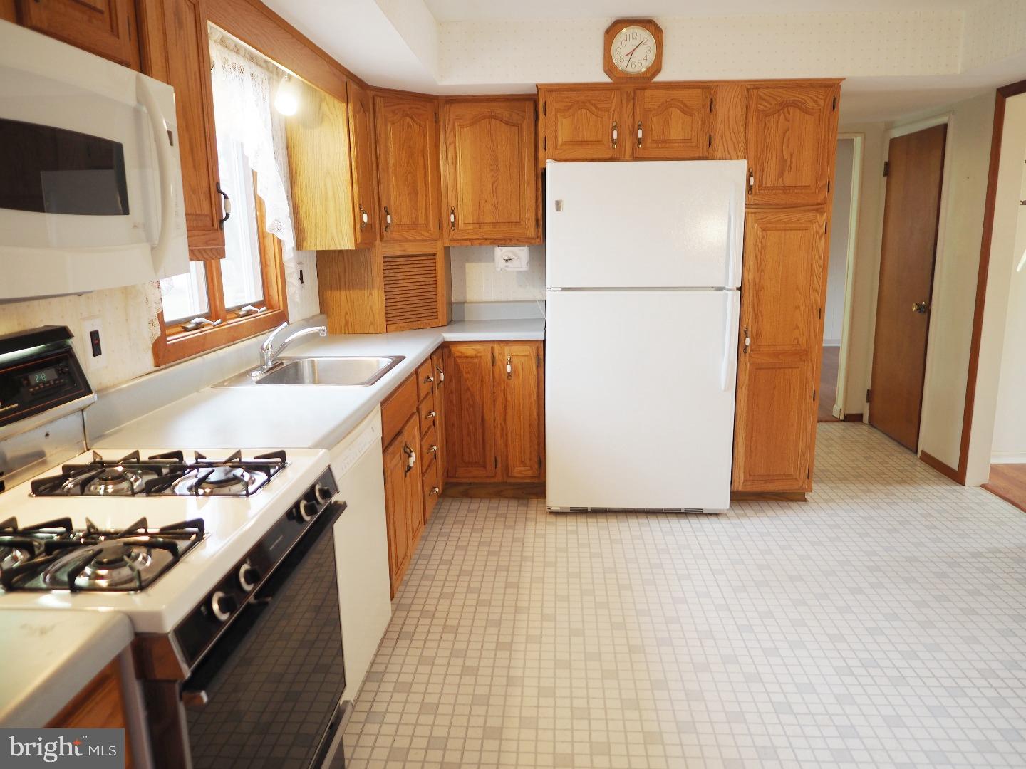 88 Iris Road Warminster, PA 18974 - Photo 6 of 24 Kitchen