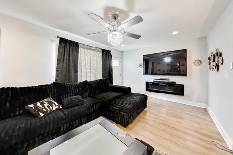 $255,000 | 6751 South St Lawrence Avenue, Chicago, IL 60637