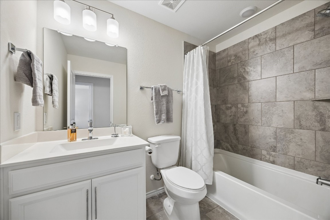 4026 Delta Rose Street Houston, TX 77018 - Photo 24 of 44 Secondary bathroom with single vanity, quartz countertops and shower/tub combination.