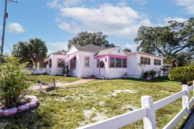 a view of a house with back yard