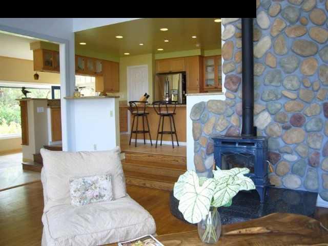 347 Holopuni Road Kula, HI 96790 - Photo 10 of 22 a living room with furniture and flowers