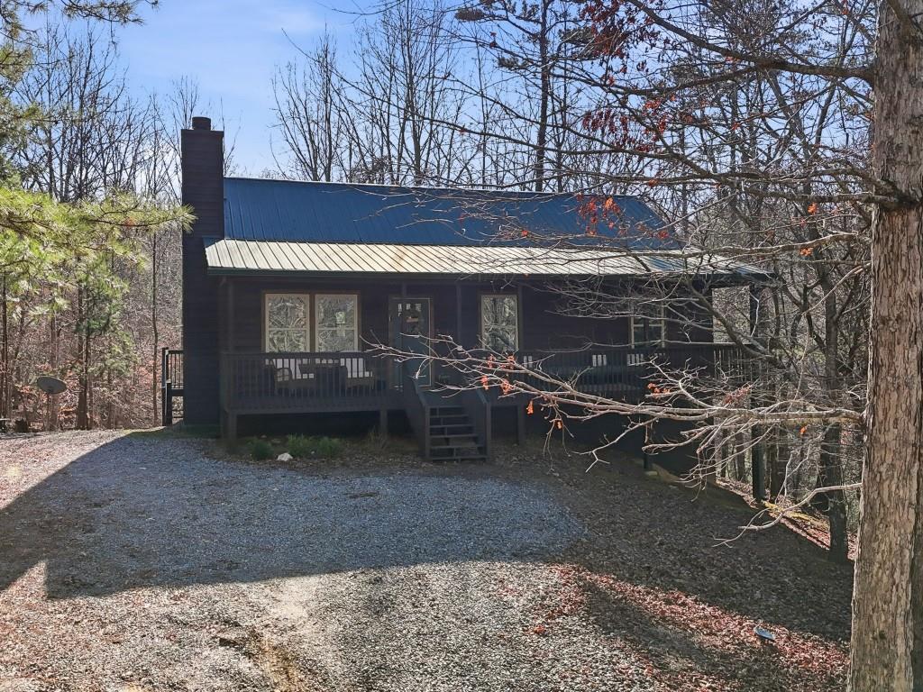 a view of a chairs and table in a backyard