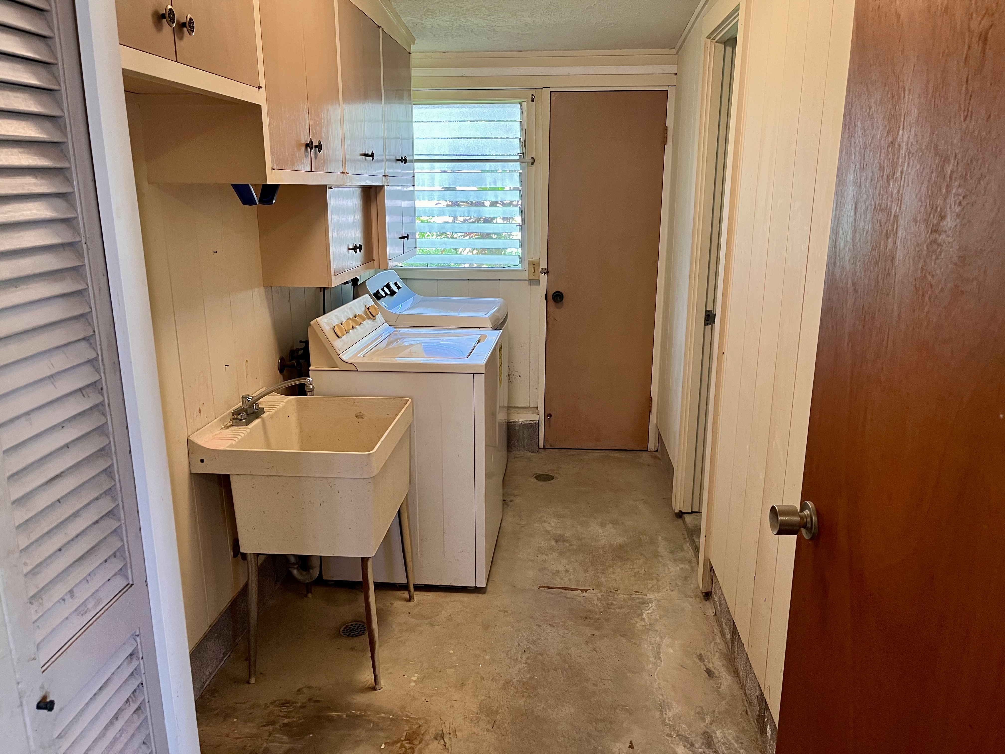 106 Laula Road Hilo, HI 96720 - Photo 26 of 30 a bathroom with a sink a mirror and a shower