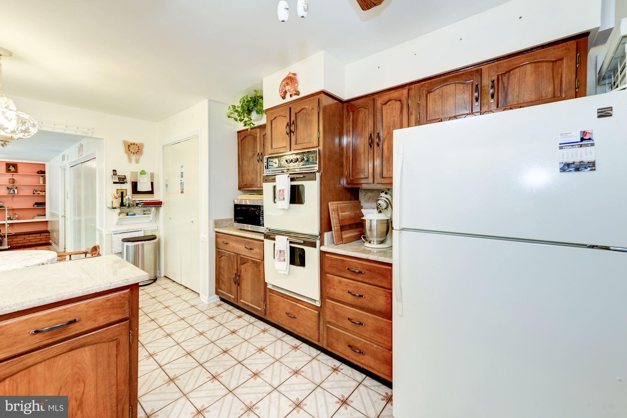 6016 Chapman Road Lorton, VA 22079 - Photo 8 of 47 Spacious kitchen boasts custom cabinetry, granite