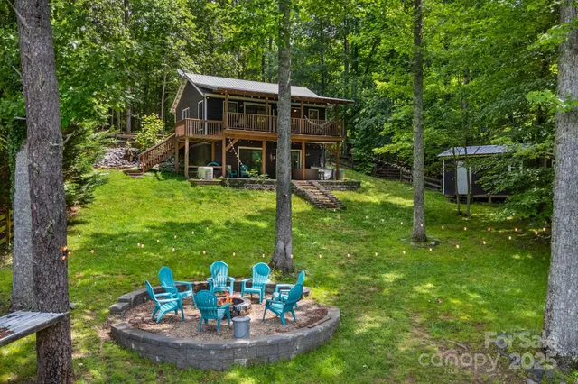 a view of a house with backyard