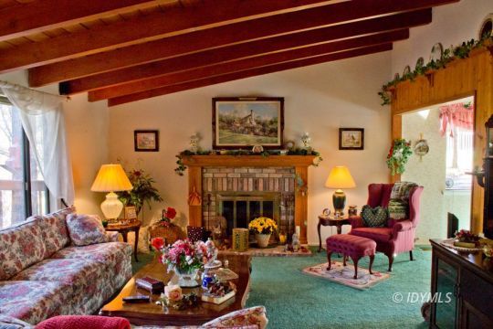 53395 Middleridge Drive Idyllwild, CA 92549 - Photo 11 of 14 LIVINGROOM