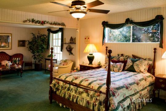 53395 Middleridge Drive Idyllwild, CA 92549 - Photo 13 of 14 MASTER BEDROOM