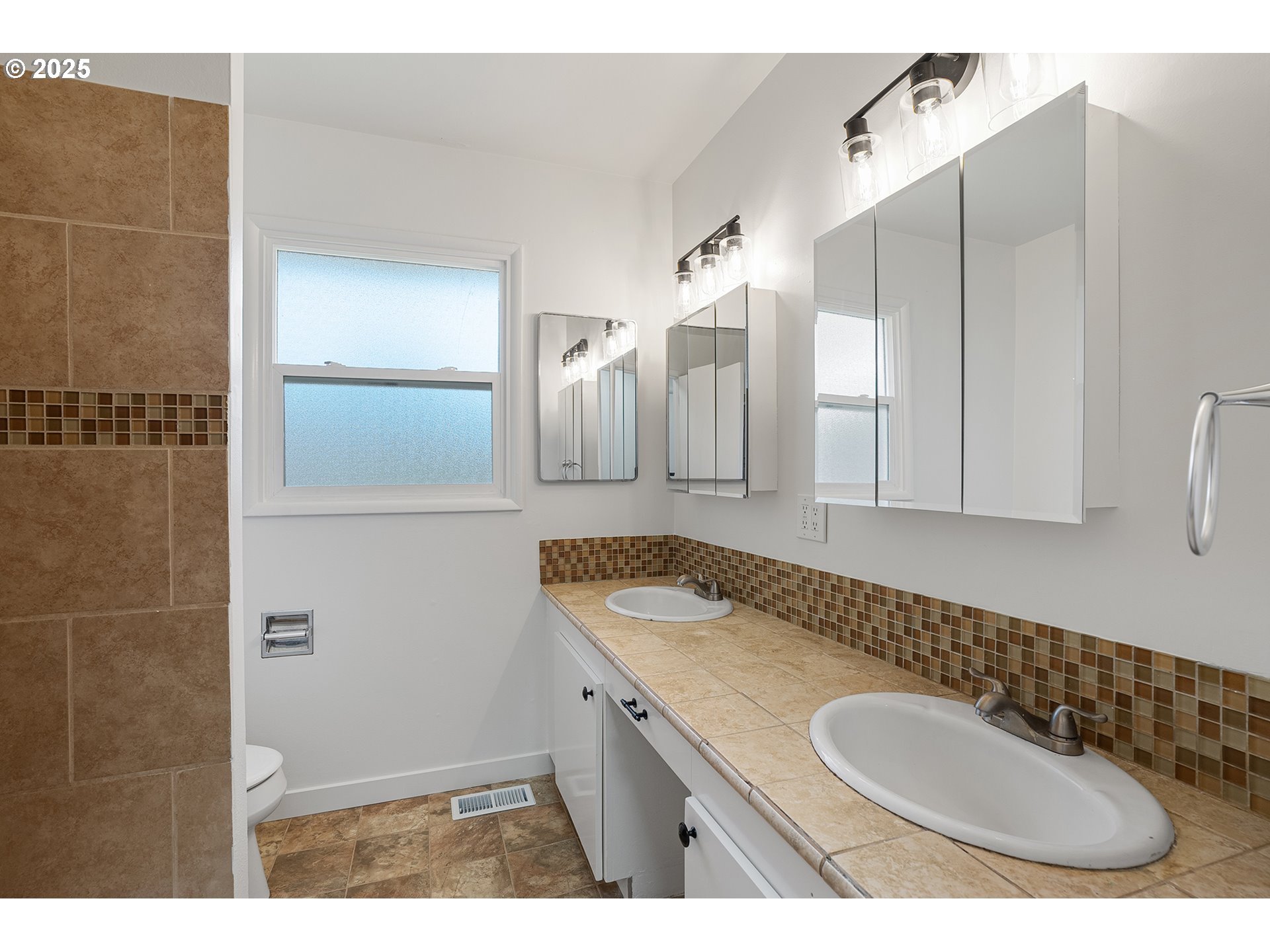 116 Southeast 153rd Avenue Portland, OR 97233 - Photo 20 of 44