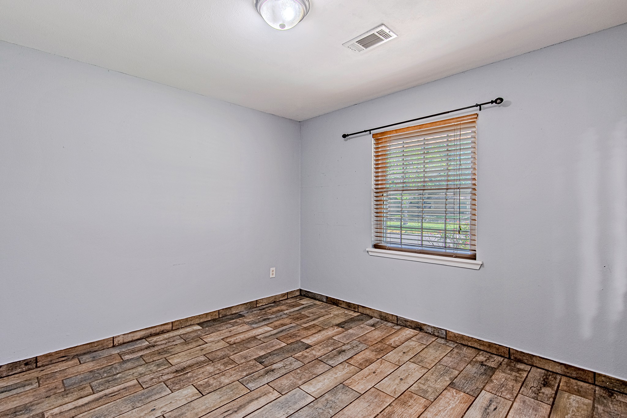 2710 Burke Road Pasadena, TX 77502 - Photo 6 of 28 Versatile room with natural light and wood-look flooring