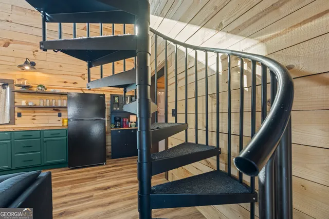 a dinning table and chairs in the kitchen