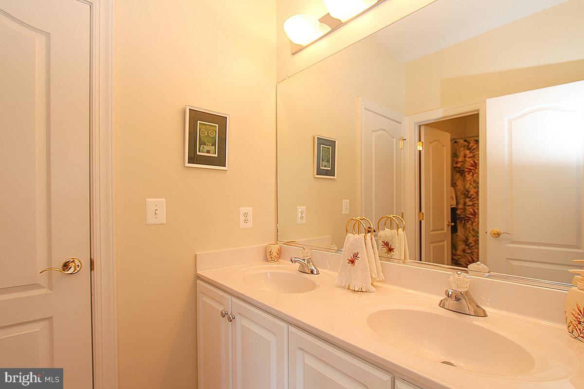 15930 Spyglass Hill Loop Gainesville, VA 20155 - Photo 32 of 46 Jack & Jill Full Bathroom