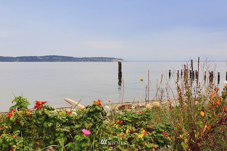 6218 South Brighton Beach Road Clinton, WA 98236 - Photo 1 of 25 Gallery Image 1