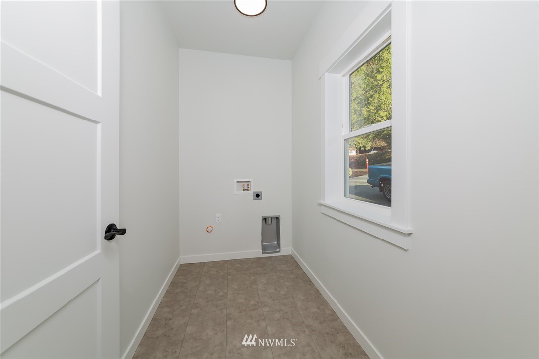 2716 Callow Road, Unit A Lake Stevens, WA 98258 - Photo 8 of 34 a view of small space with wooden floor and windows