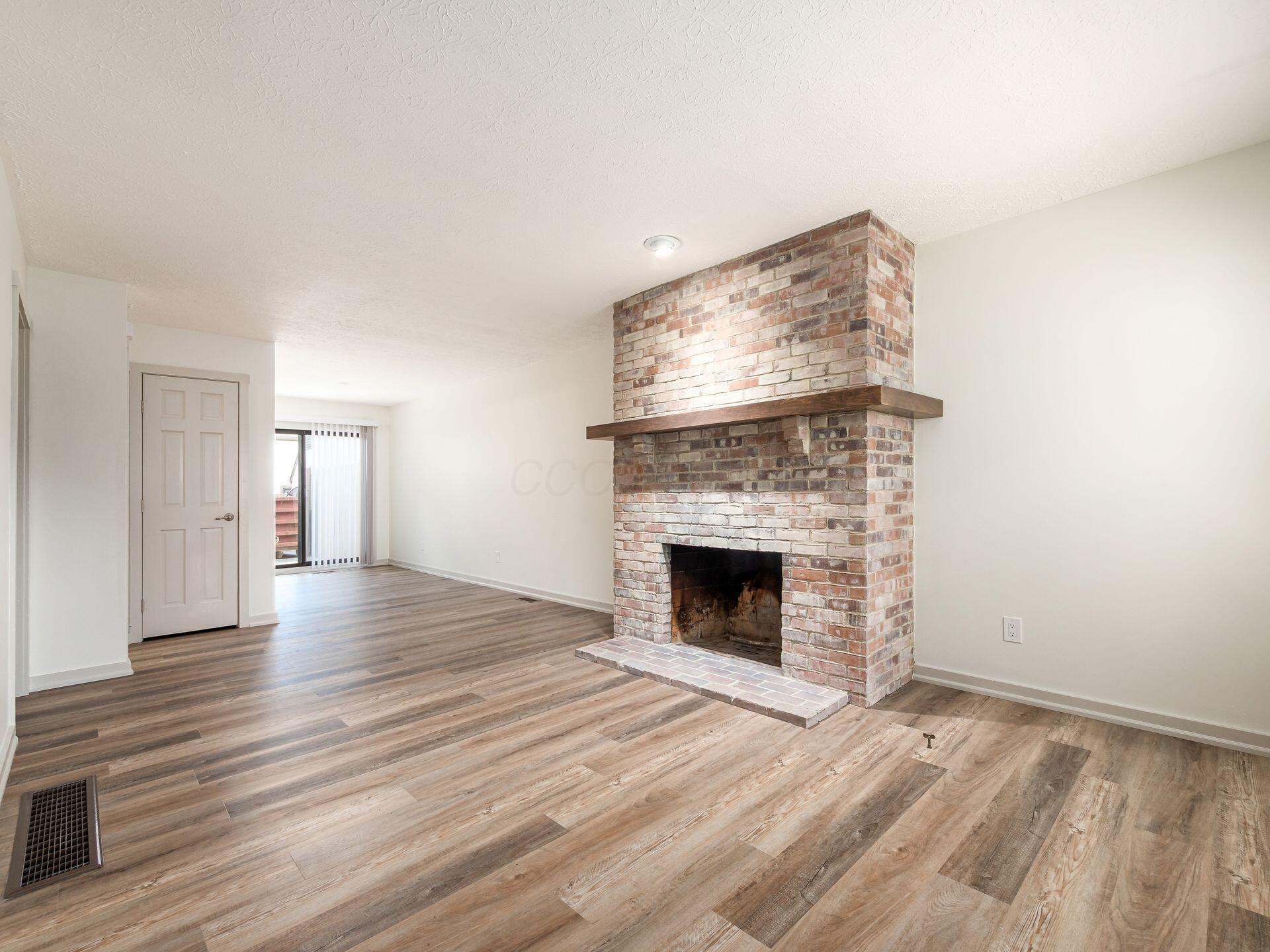 428 Edinburgh Road Dublin, OH 43017 - Photo 5 of 24 Living Space