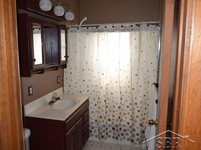 Full bathroom #1