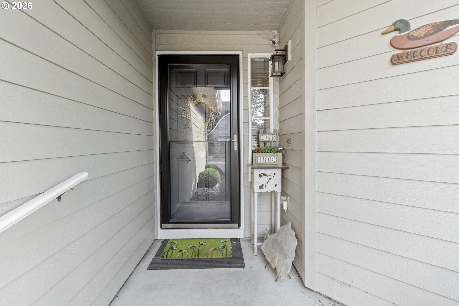 1415 Gilham Road Eugene, OR 97401 - Photo 4 of 36 Entrance/Foyer