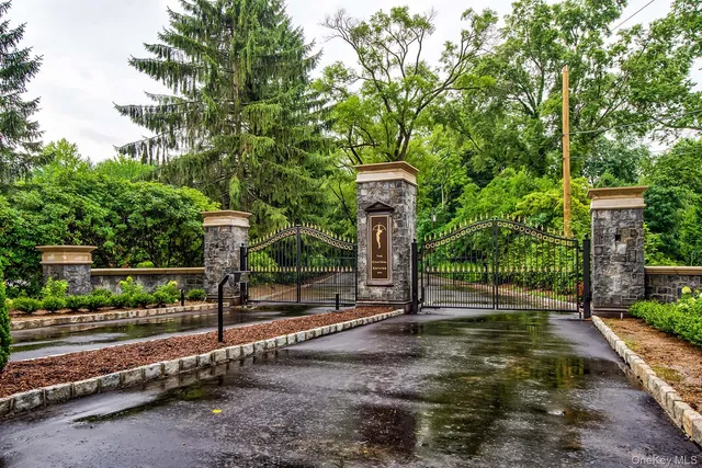 $2,500,000 | 172 Hegemans Lane, Glen Head, NY 11545