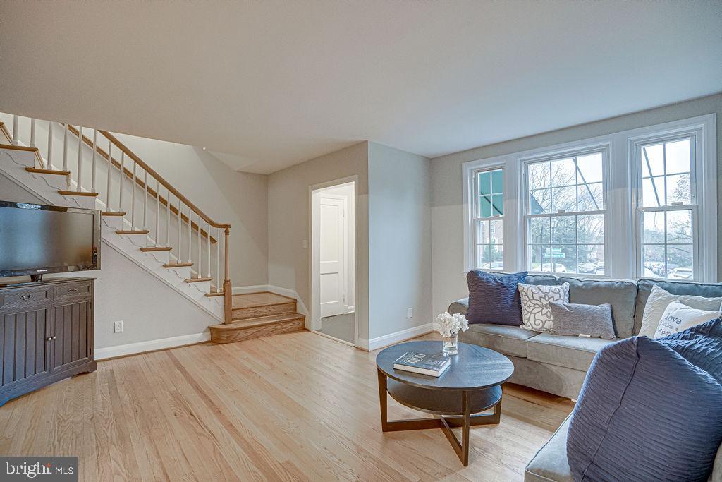 6471 Blenheim Road Baltimore, MD 21212 - Photo 5 of 50 Living Room w/View of Foyer