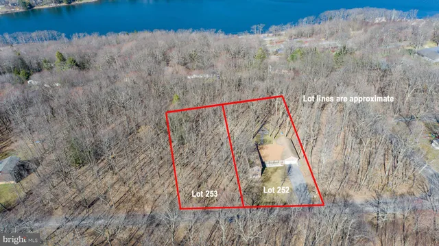 a view of a bench in a field