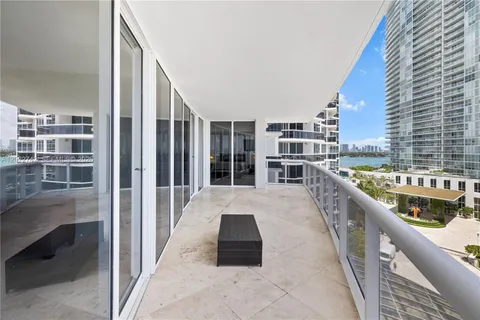 $9,200 | 400 Alton Road, Unit 907, Miami Beach, FL 33139