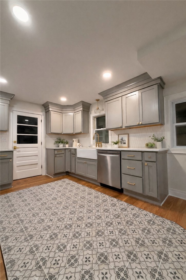 228 3rd Avenue Warwick, RI 02888 - Photo 4 of 29