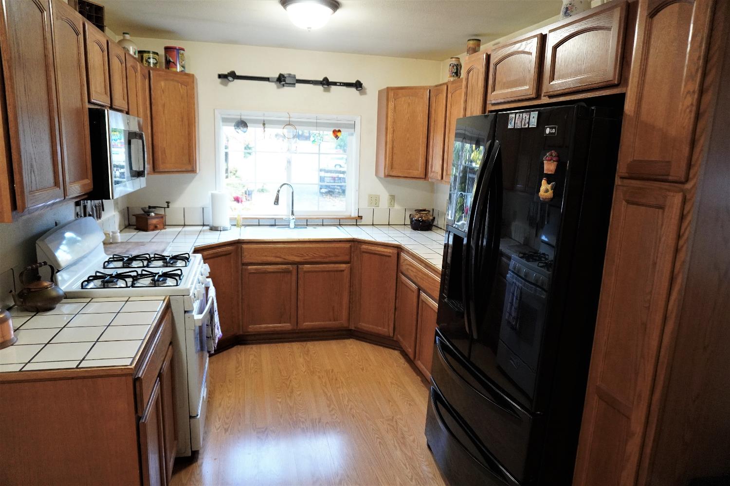 450 Gladycon Road, Unit 41 Colfax, CA 95713 - Photo 5 of 28 a kitchen with a sink a stove and refrigerator