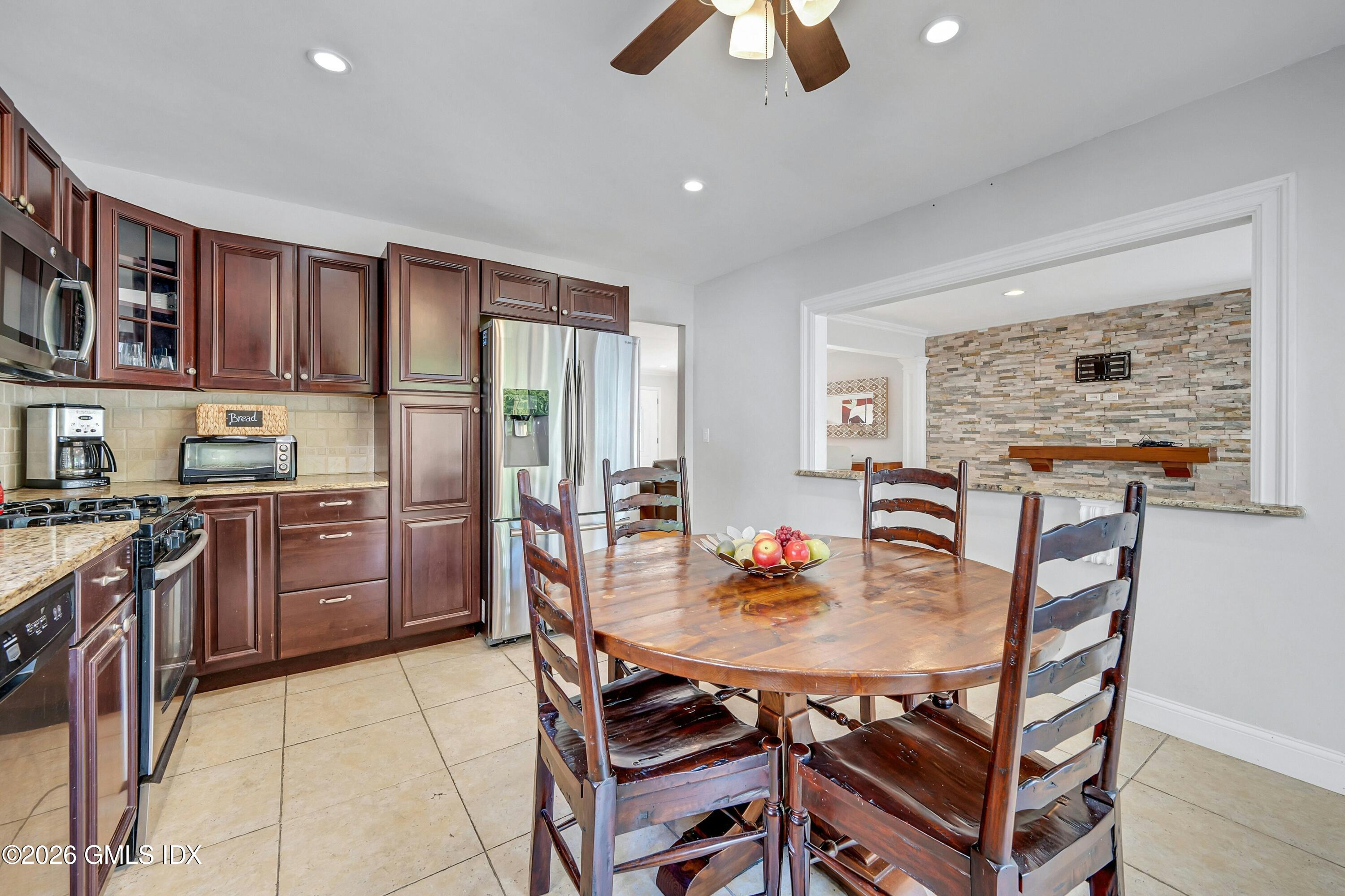 17 Thorn Hill Road Riverside, CT 06878 - Photo 6 of 23 4AAA
