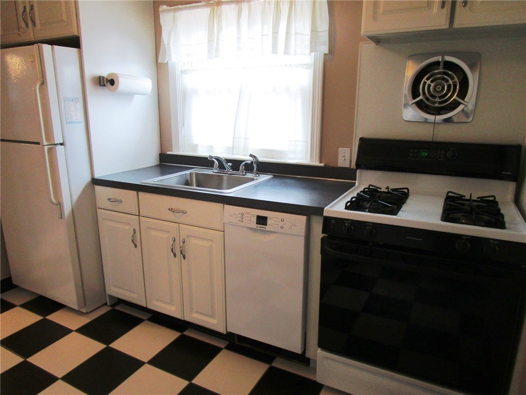88 Edgemere Road Pawtucket, RI 02861 - Photo 3 of 28 Gallery Image 3