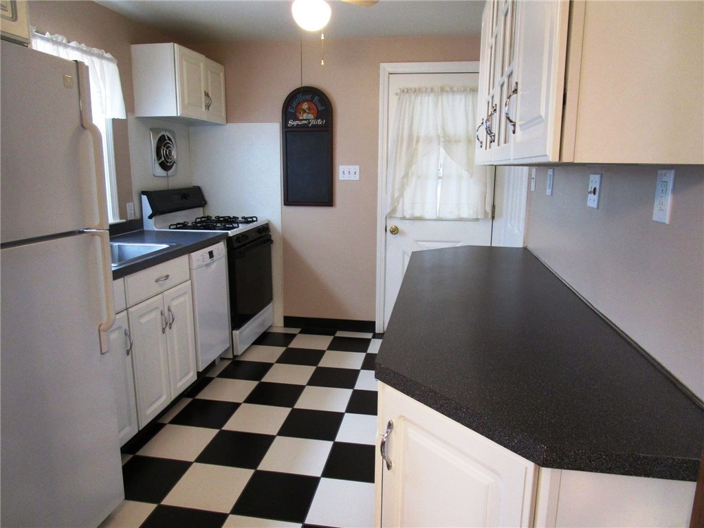 88 Edgemere Road Pawtucket, RI 02861 - Photo 6 of 28 Gallery Image 6