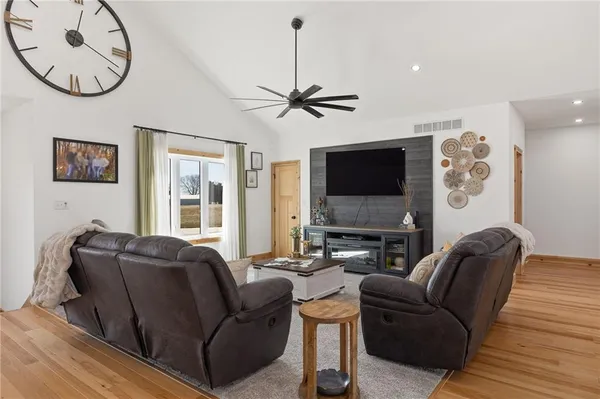 $1,300,000 | 7300 80th Road Southeast, St. Joseph, MO 64507