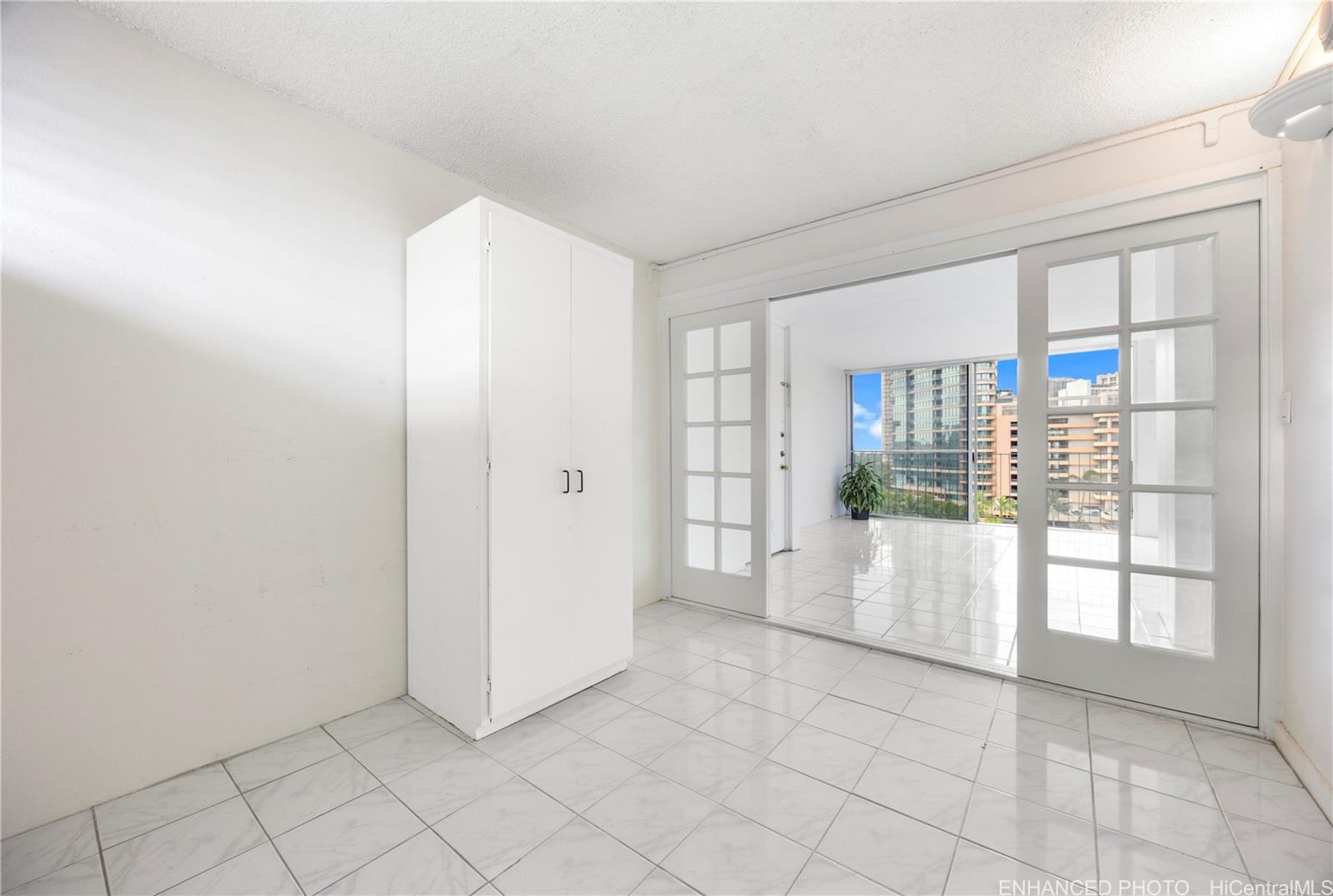 620 McCully Street, Unit 902 Honolulu, HI 96826 - Photo 8 of 23 a view of an empty room and window