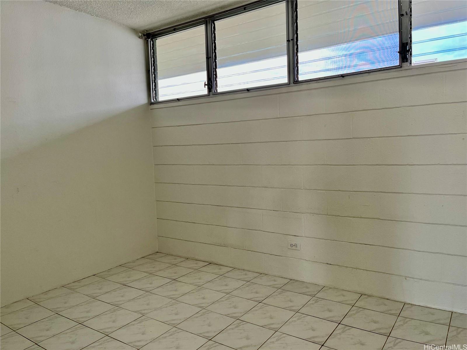 620 McCully Street, Unit 902 Honolulu, HI 96826 - Photo 9 of 14 a bathroom with a window