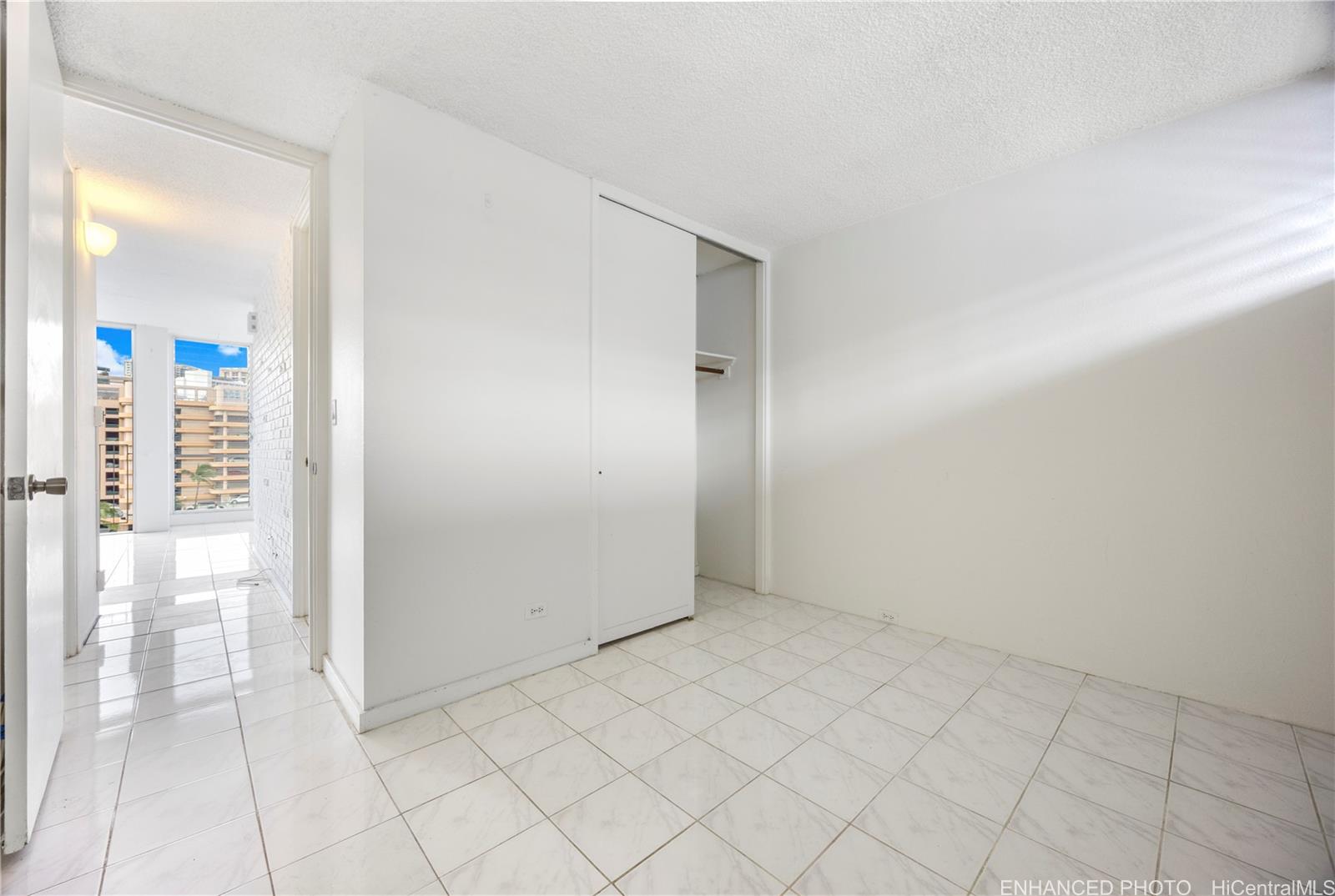 620 McCully Street, Unit 902 Honolulu, HI 96826 - Photo 9 of 23 en empty room with white walls