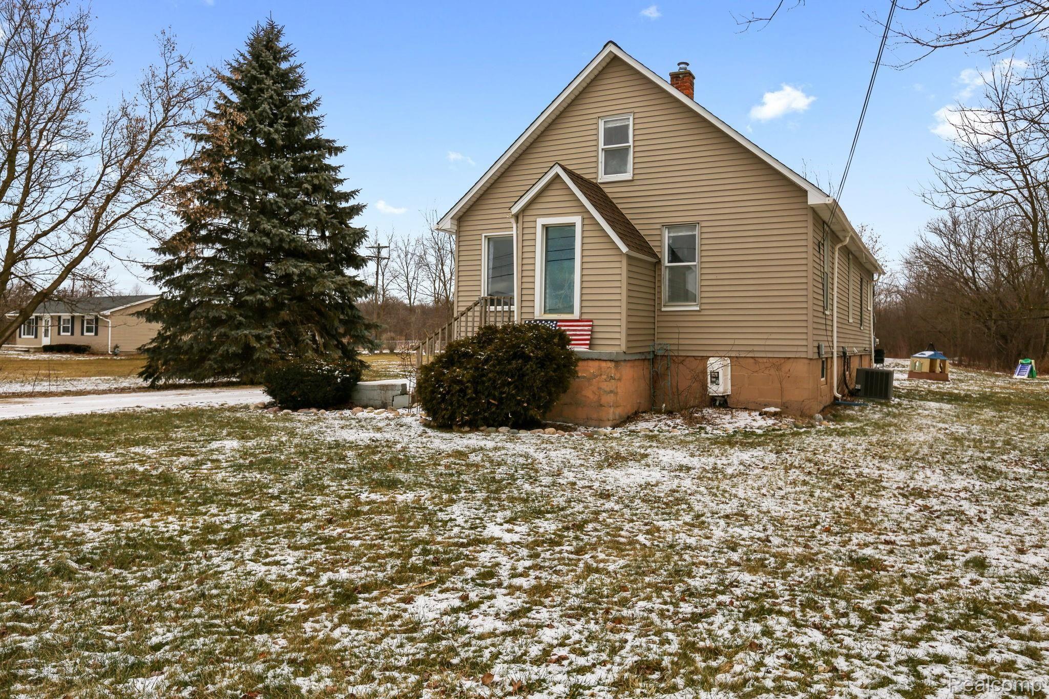 25695 Bell Road New Boston, MI 48164 - Photo 5 of 32 5-web-or-mls-25695 Bell Rd - 04.JPG