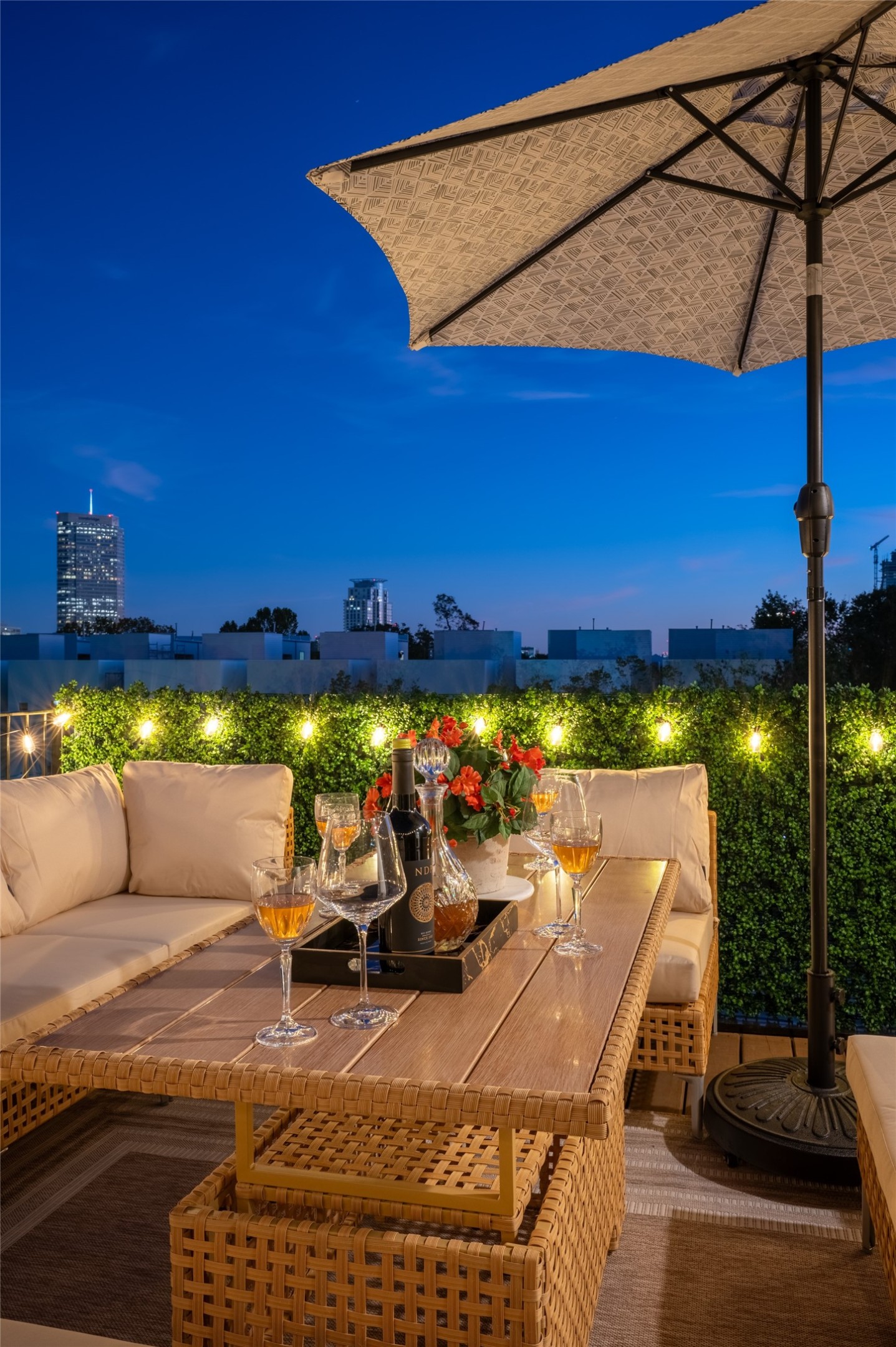 913 Thompson Street Houston, TX 77007 - Photo 20 of 49 a view of a patio with a table and chairs