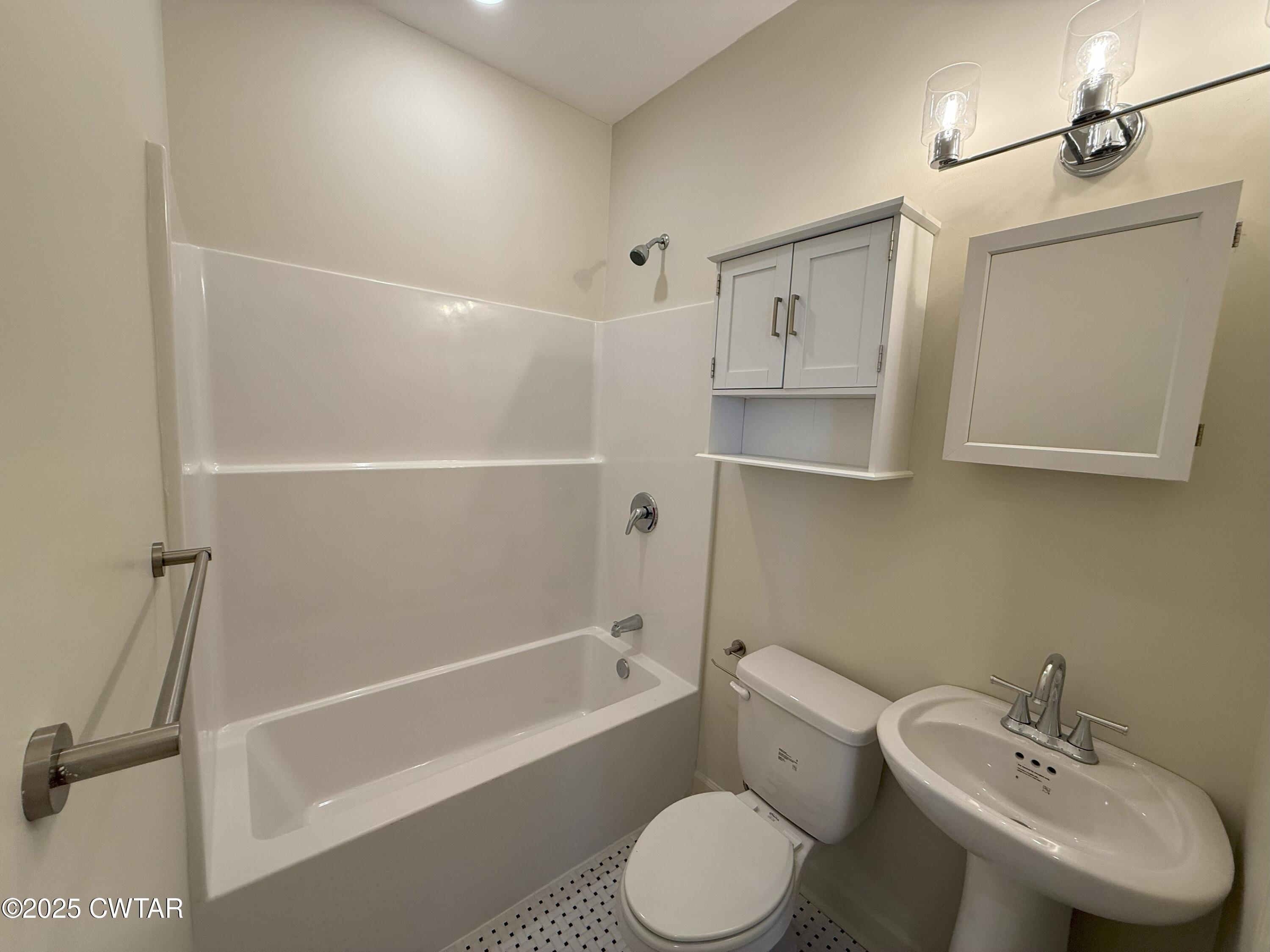 706 Lambuth Boulevard Jackson, TN 38301 - Photo 17 of 20 Guest Bathroom