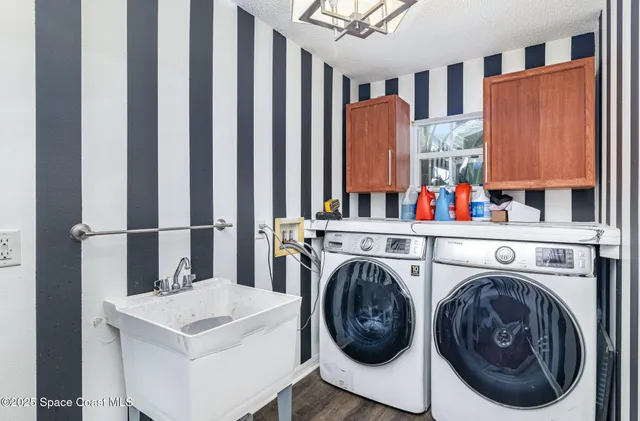 a view of living room washer and dryer