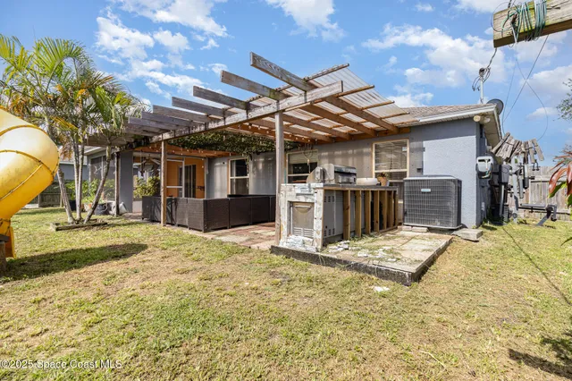 a view of a backyard