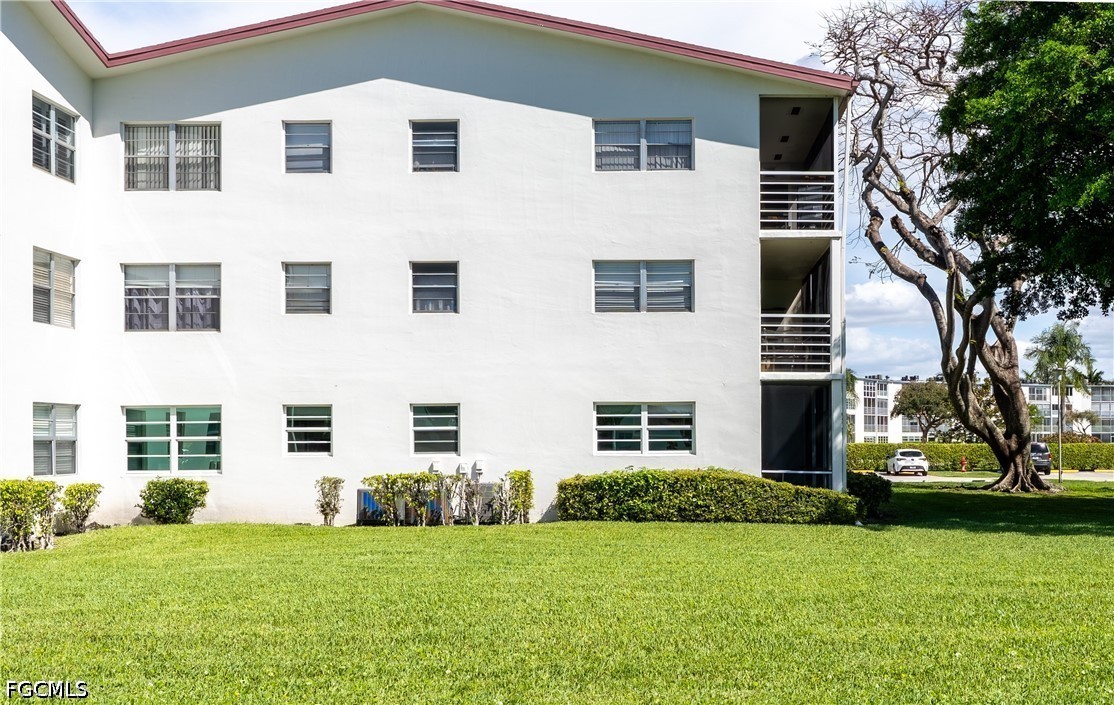 592 Fanshaw Way, Unit O Boca Raton, FL 33434 - Photo 20 of 25 a view of a building with a yard