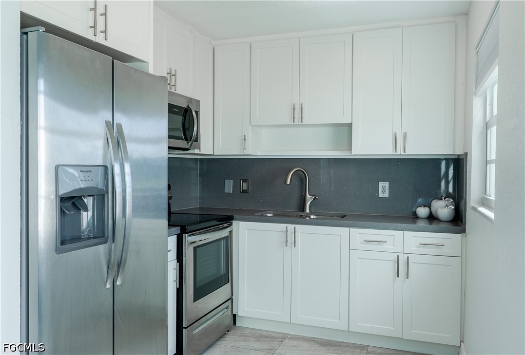 592 Fanshaw Way, Unit O Boca Raton, FL 33434 - Photo 4 of 25 a kitchen with stainless steel appliances granite countertop a refrigerator and a sink
